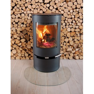 Aduro Glasplatte Halbmond vor Kaminofen. Bodenschutzplatte aus Glas, minimalistisch und stilvoll.