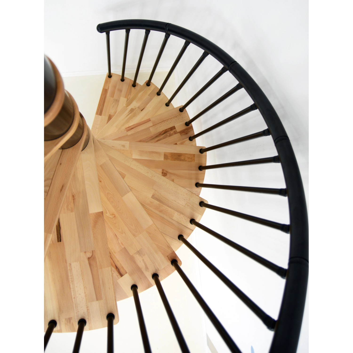 Minka Spindeltreppe Spiral Effect, Buche, schwarz, Ø 120cm. Detailaufnahme der Holzstufen und des schwarzen Geländers.