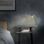 Lindgrüne Briloner LED-Klemmleuchte FLEKS mit Schwanenhals am Nachttisch.