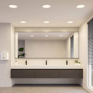 Modernes Badezimmer mit weißen PRIOS LED Einbaustrahlern in der Decke.