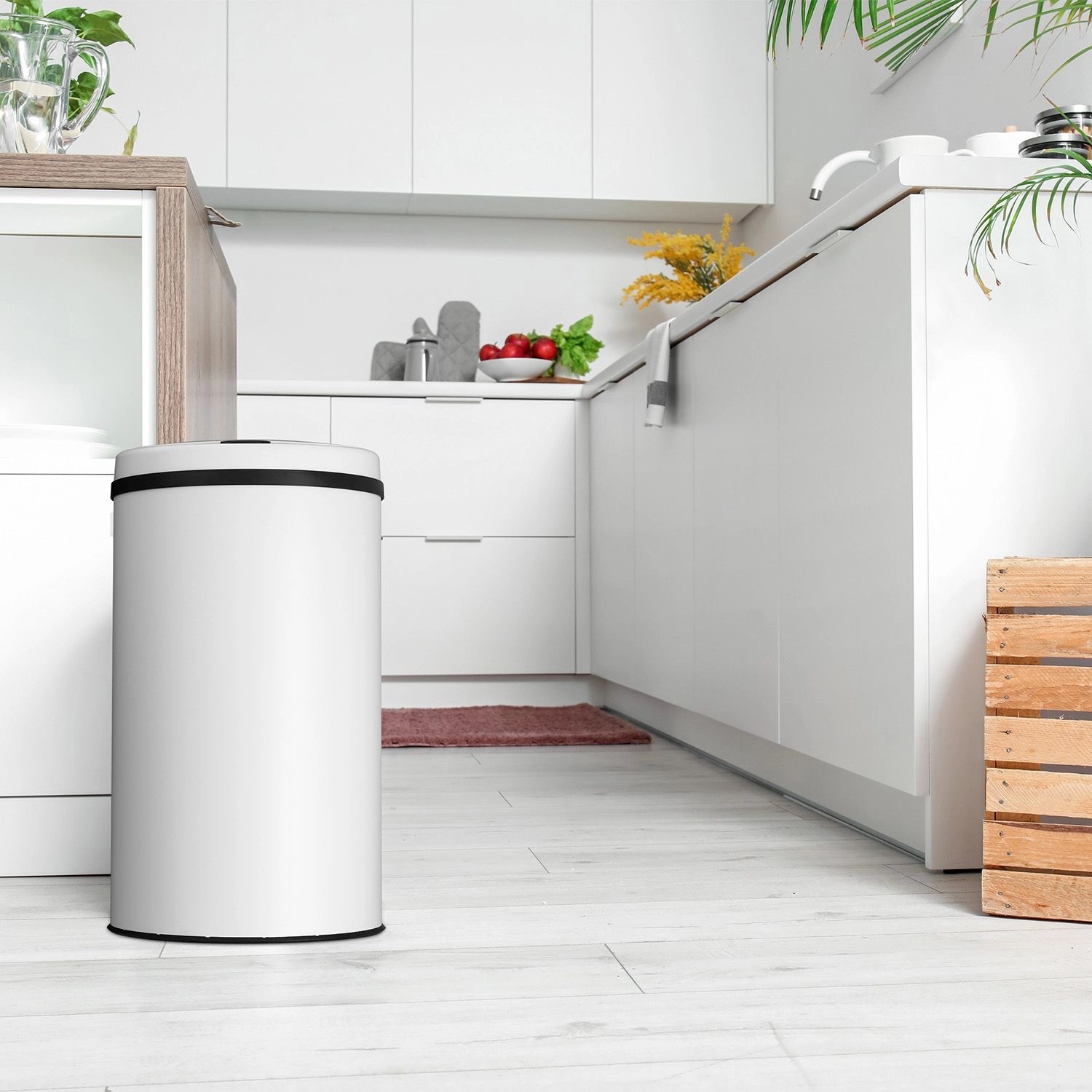 Weißer, runder Juskys Mülleimer mit Sensor, 30L, in moderner Küche.