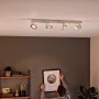 Weißer Philips LED-Spot Clockwork mit 4 Strahlern und Warmglow-Effekt im Wohnraum.