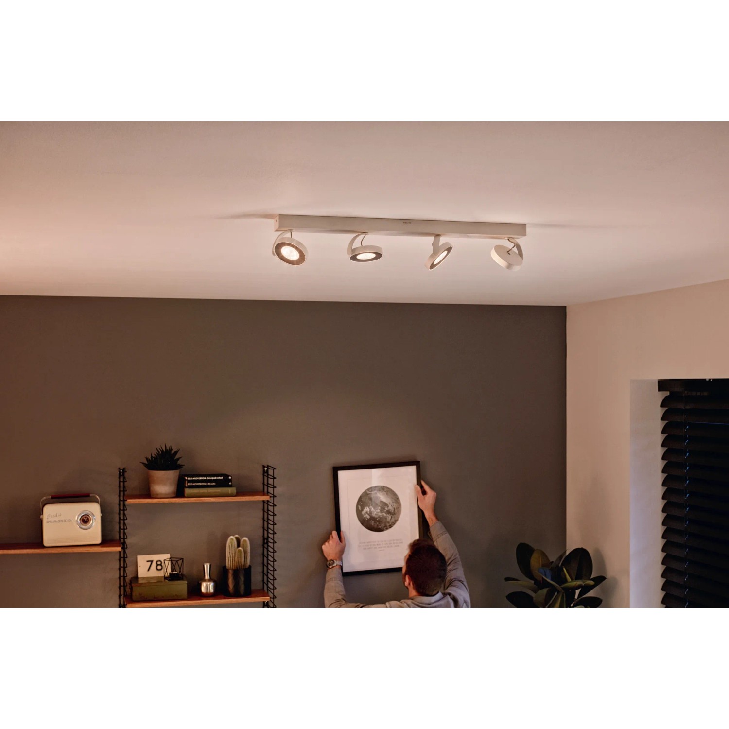Weißer Philips LED-Spot Clockwork mit 4 Strahlern und Warmglow-Effekt im Wohnraum.