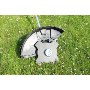 Yard Force Akku-Freischneider LT M30W: Schneidkopf mit Messerscheibe im Gras.