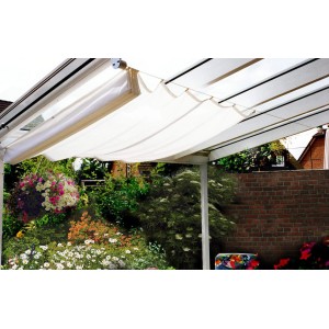 Weißes Floracord Vierecksonnensegel 330x68 cm als Sonnen- und Sichtschutz auf Terrasse.