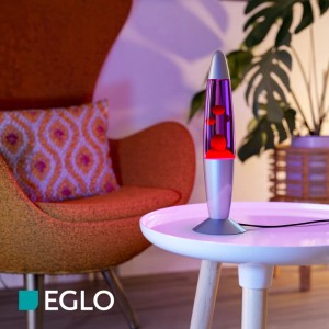 Eglo LED-Lavatischleuchte Silber/Violett/Rot. Klassische Lavalampe mit rotem Wachs in violetter Flüssigkeit auf Beistelltisch.