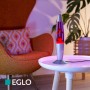 Eglo LED-Lavatischleuchte Silber/Violett/Rot. Klassische Lavalampe mit rotem Wachs in violetter Flüssigkeit auf Beistelltisch.