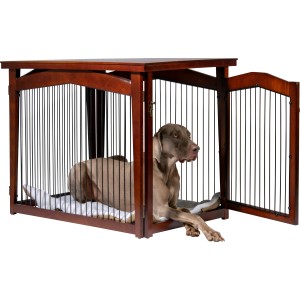 Großer, brauner Hundekäfig im Möbeldesign mit Hund darin. Der Hundezwinger ist auch als Beistelltisch nutzbar.