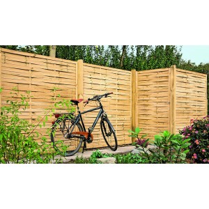 T & J Lamellenzaun, grün, 180x180 cm, mit Fahrrad davor. Sichtschutzzaun aus Holz für den Garten.