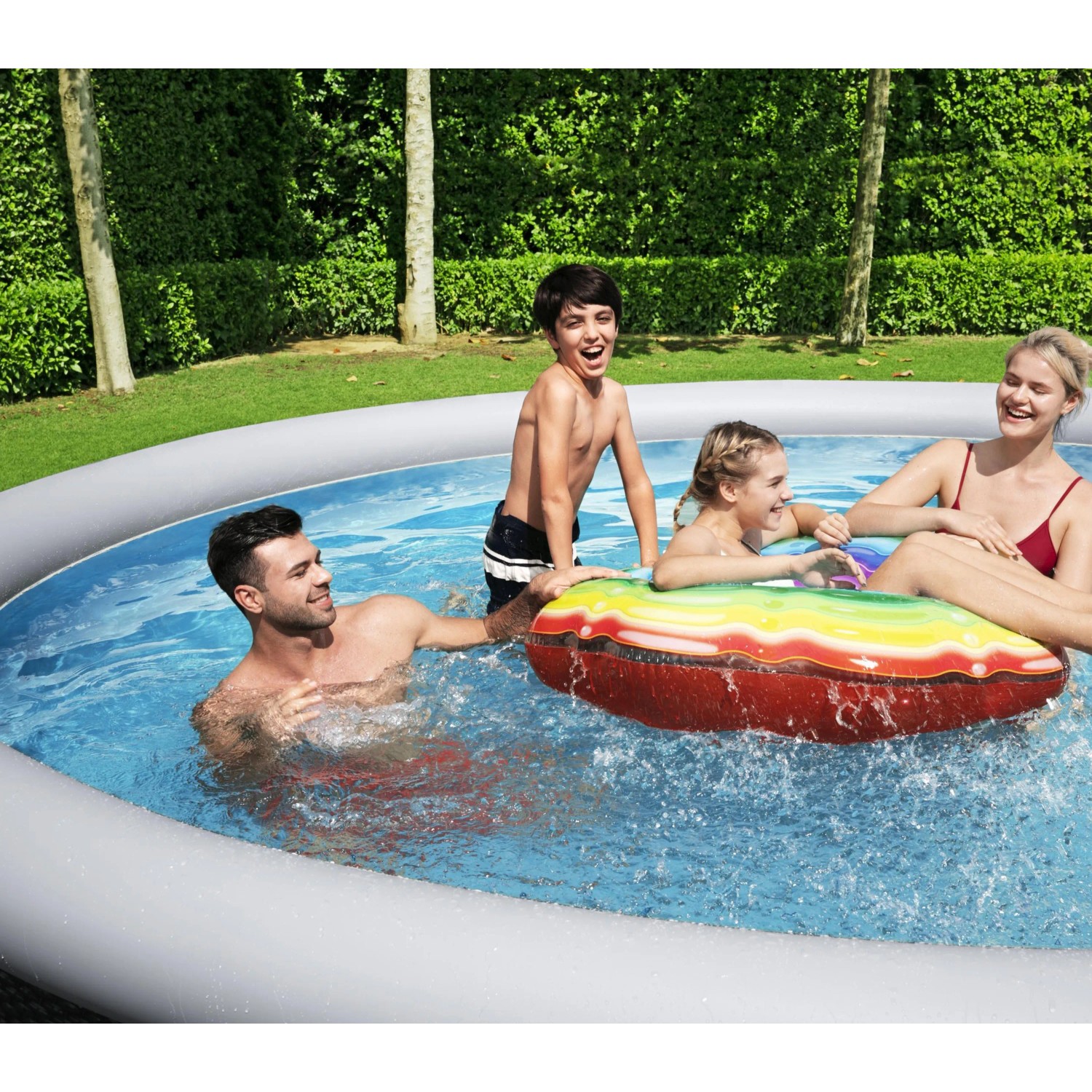 Bestway Fast Set Pool mit Familie im Garten. Der Quick-Up Pool in Schiefergrau sorgt für Badespaß.
