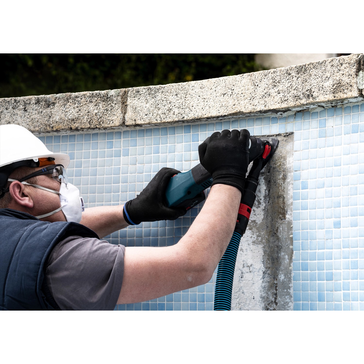 Bosch Expert Schleifplatte im Einsatz zum Entfernen von Fliesenkleber mit Multifunktionswerkzeug.