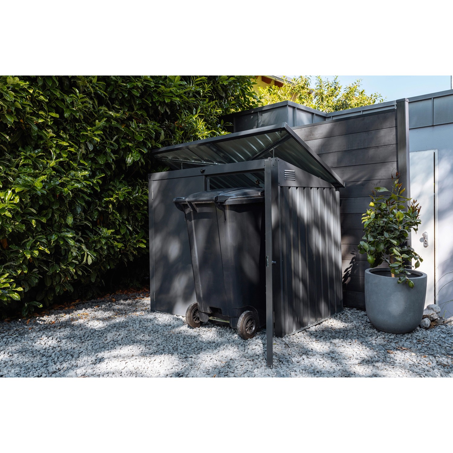 Floraworld Mülleimer-Garage, anthrazit, für zwei 240L Tonnen, mit geöffneter Tür und Mülltonne.