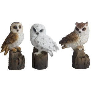 Drei Deko-Figuren: Eulen auf Baumstümpfen, naturgetreue Gartendekoration aus Polyresin, ca. 15 cm hoch.