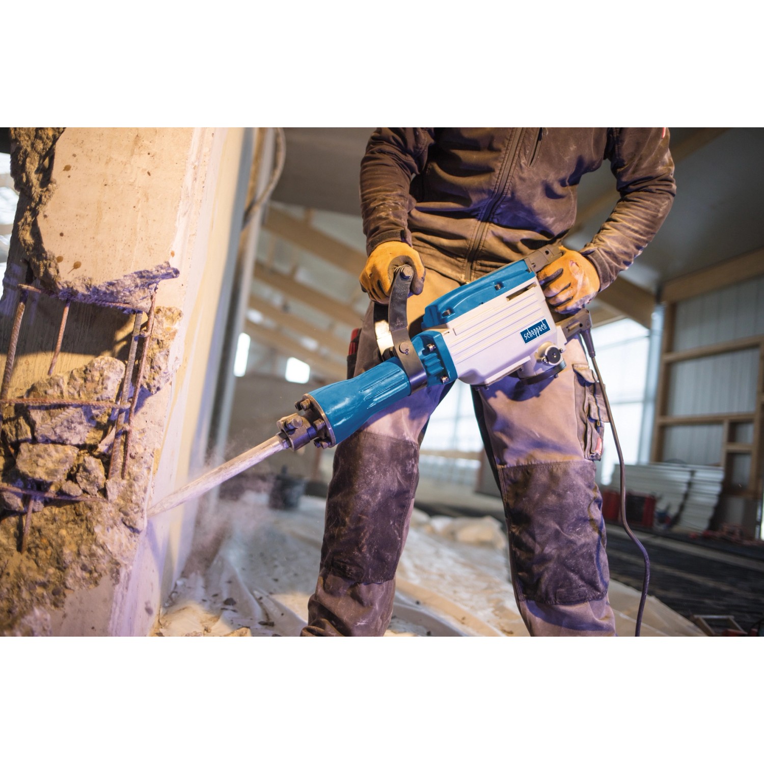 Scheppach Abbruchhammer AB1600 im Einsatz beim Stemmen von Beton.