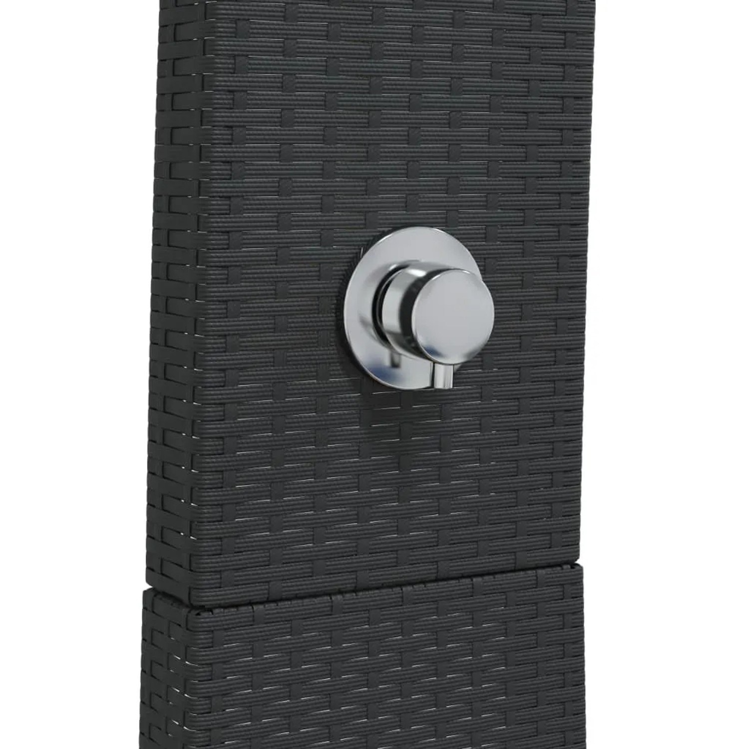 Detailaufnahme: Schwarze vidaXL Gartendusche aus Rattan mit Armatur.