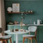 Wohnraum mit AS Creation Vliestapete Floral in Petrol an der Wand.