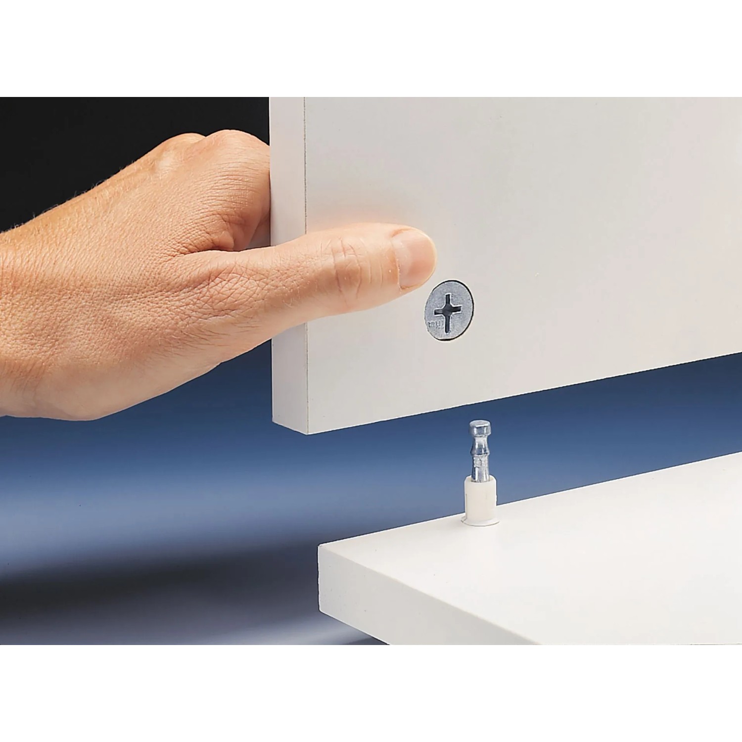 Detailaufnahme: Montage der weißen OPTIFIT Waschsäule mit Minifix-Excenter-Verbindungstechnik.