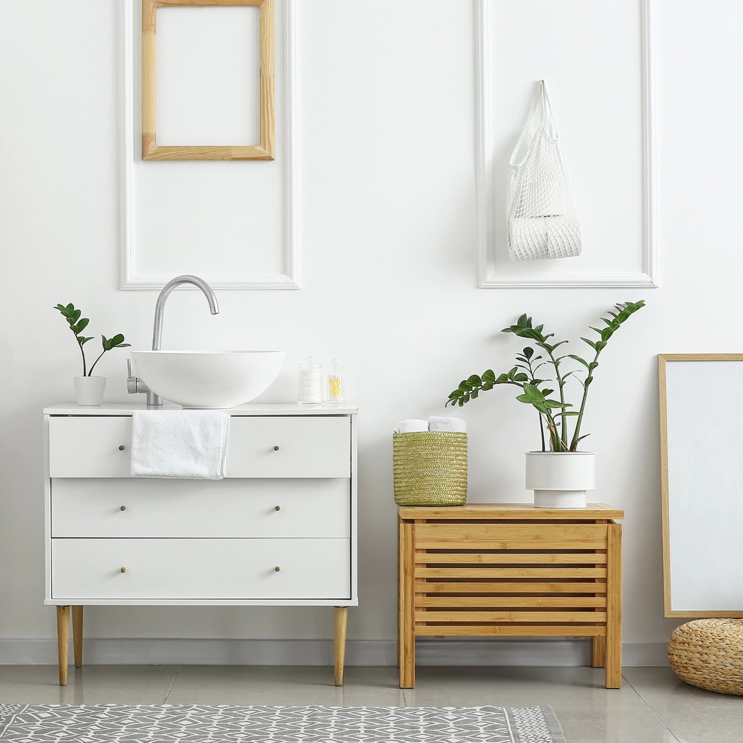 ML-Design Aufsatzwaschbecken, rund, weiß glänzend, auf Kommode im Badezimmer.