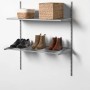 Silbernes Metall-Drahtboden-Set (25x80,5 cm) mit Regalschienen und Schuhen als Beispiel im Regal.