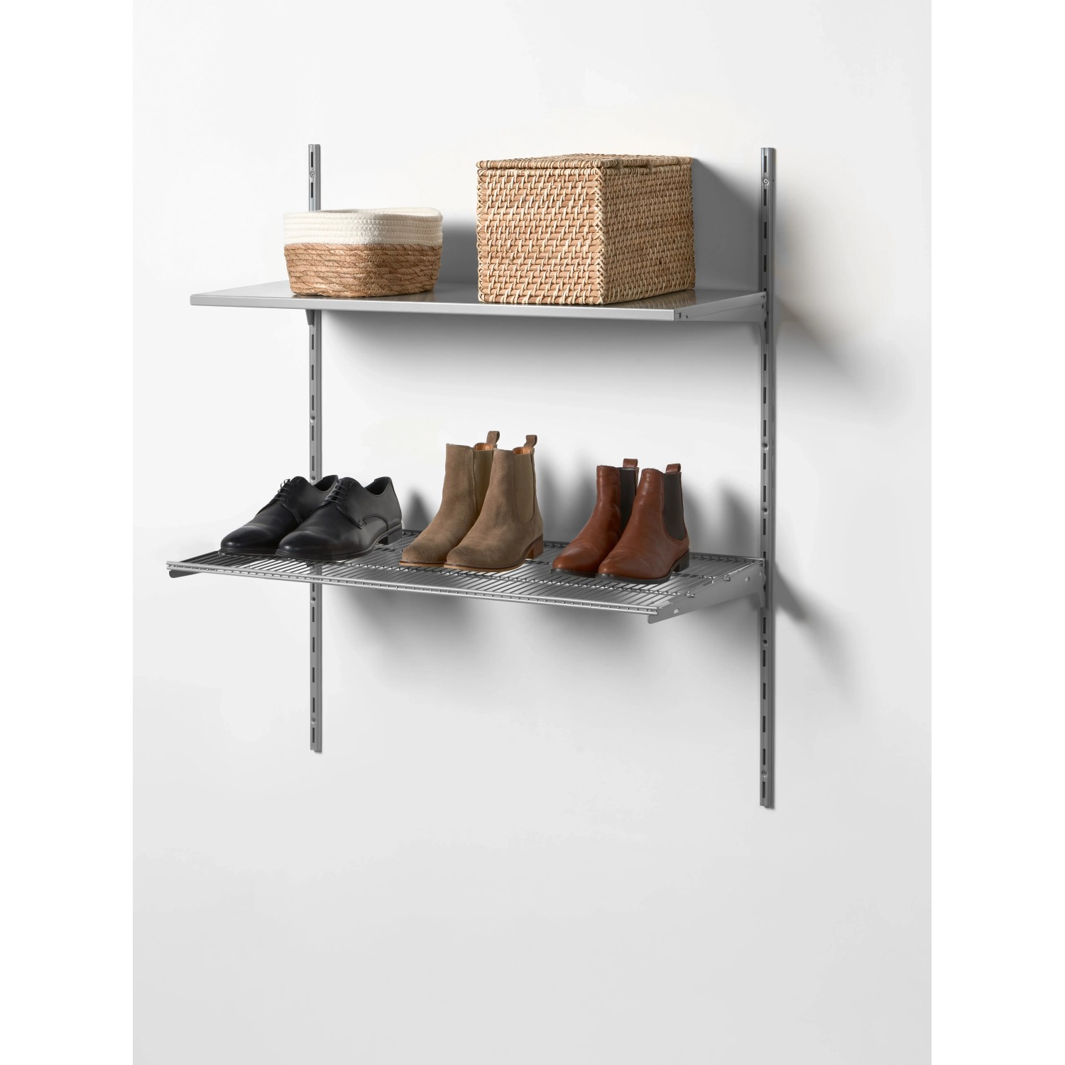 Silbernes Metall-Drahtboden-Set (25x80,5 cm) mit Regalschienen und Schuhen als Beispiel im Regal.