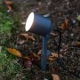 Lutec LED Erdspieß Spot Explorer Gartenstrahler im Beet mit warmweißem Licht.