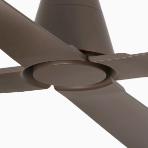 Brauner FARO Deckenventilator Typhoon für Außenbereiche, energiesparend und mit Fernbedienung.