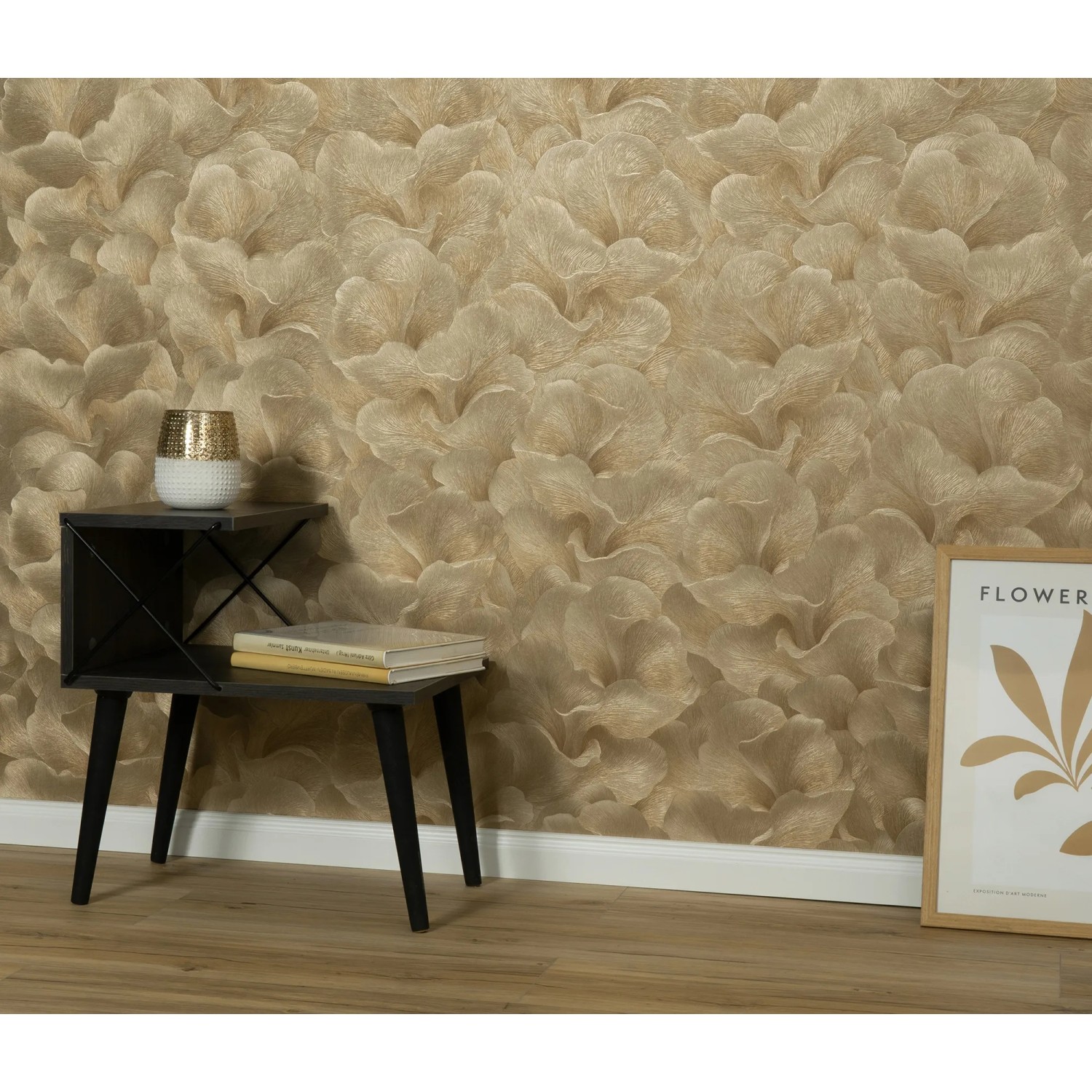 Erismann Vliestapete Fashion for Walls Floral Glow Gold mit floralem Muster und Glanzeffekt.