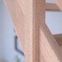 Detailaufnahme: Gerade Treppe Mykonos Pro Buche mit Holz-Edelstahl-Geländer.