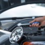 LUX Edelstahl-Magnetschale am Auto mit Schrauben und Werkzeug zur Aufbewahrung.