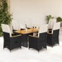 Schwarzes 7-tlg. Garten-Bistro-Set aus Polyrattan mit Tisch, Stühlen und cremefarbenen Kissen.