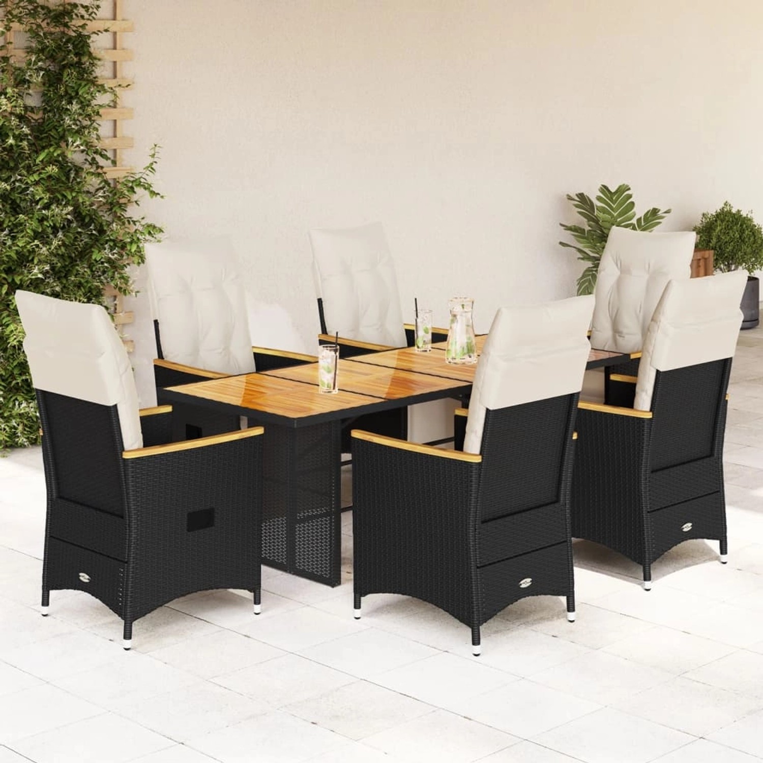 Schwarzes 7-tlg. Garten-Bistro-Set aus Polyrattan mit Tisch, Stühlen und cremefarbenen Kissen.