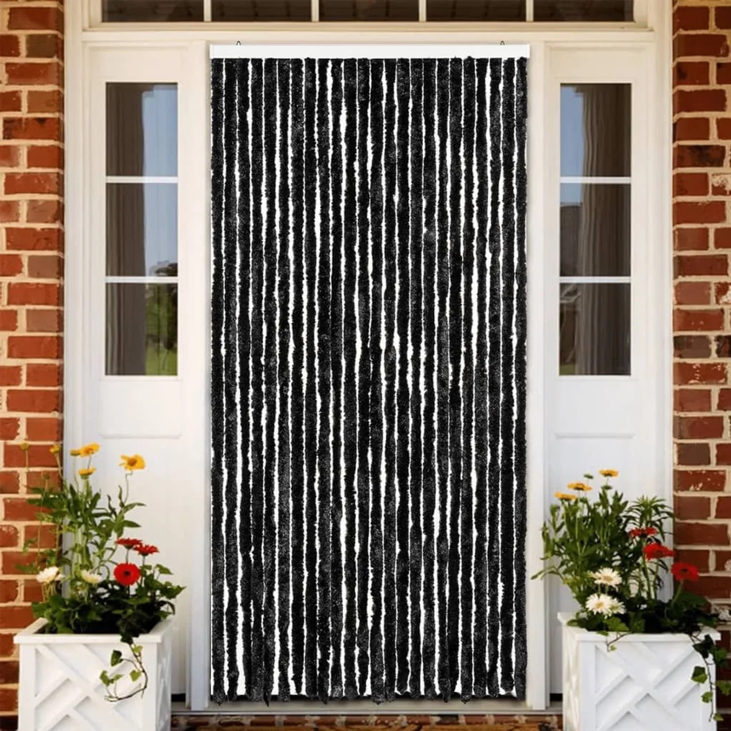 Anthrazitfarbener Insektenschutz-Vorhang 100x220 cm aus Chenille vor weißer Tür.