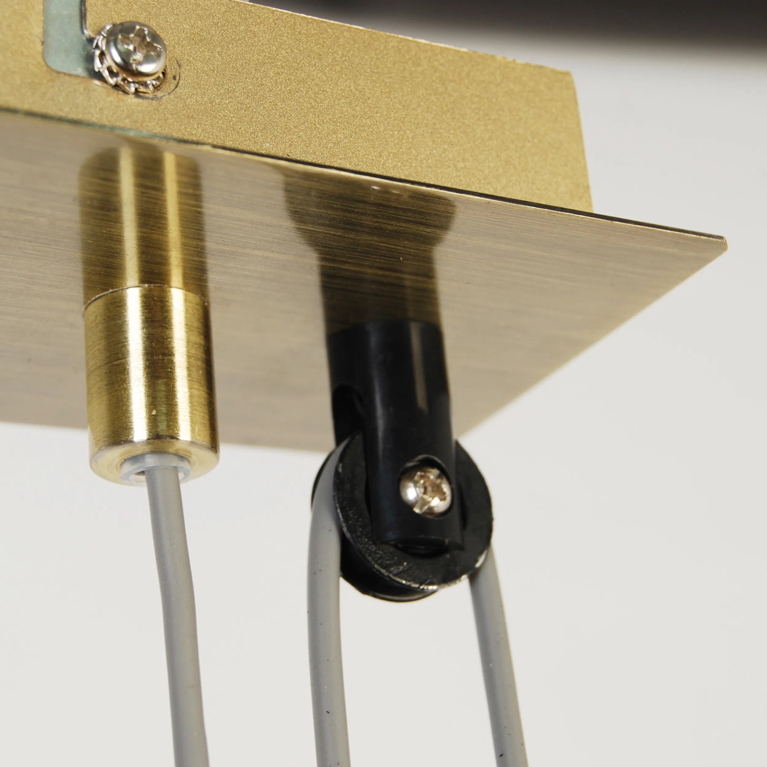 Detailaufnahme der braun-beigen Näve Pendelleuchte Tilde mit messingfarbenem Gestell.
