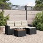 Schwarze 5-tlg. Garten-Sofagarnitur aus Rattan mit cremefarbenen Kissen und Holztisch für Terrasse oder Garten.