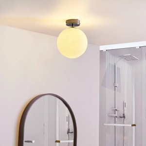 Moderne, spritzwassergeschützte LED Deckenlampe Maviris in Chrom mit kugelförmigem Glasschirm.