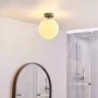 Moderne, spritzwassergeschützte LED Deckenlampe Maviris in Chrom mit kugelförmigem Glasschirm.