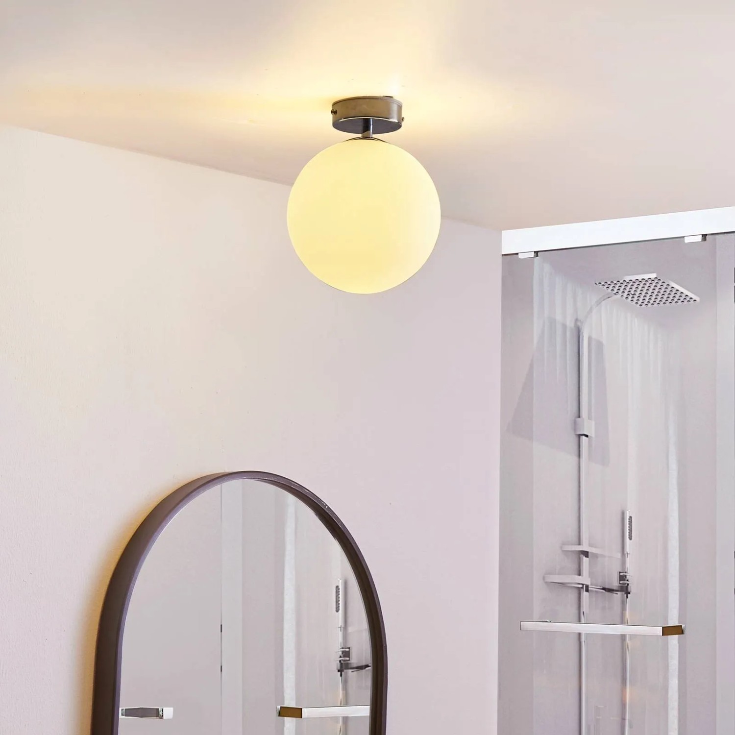 Moderne, spritzwassergeschützte LED Deckenlampe Maviris in Chrom mit kugelförmigem Glasschirm.