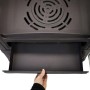 Detailaufnahme: Herausgezogener Aschekasten des schwarzen 365 Kaminofen Ferrox 75.