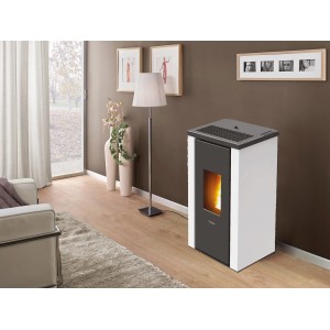 Weißer PEGASO Pelletofen Vera Stahl 7 kW mit Automatik im Wohnraum.