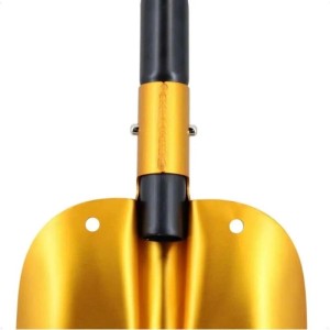 Galaflor Aluminium Schneeschaufel: Detail des Stecksystems, goldene Schaufel und schwarzer Stiel. Kompakt fürs Auto.