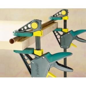Wolfcraft Einhandzwinge EHZ Pro 100-450 im Einsatz beim Fixieren von Holz und Rohr.