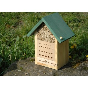 Insektenhotel aus Holz für Wildbienen und Grabwespen mit Beobachtungslade.