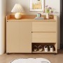 Heller, beweglicher Schuhschrank in Holzoptik mit Lamellentür, zwei Schubladen, offenem Schuhfach und Rollen. Ideal für Flur.