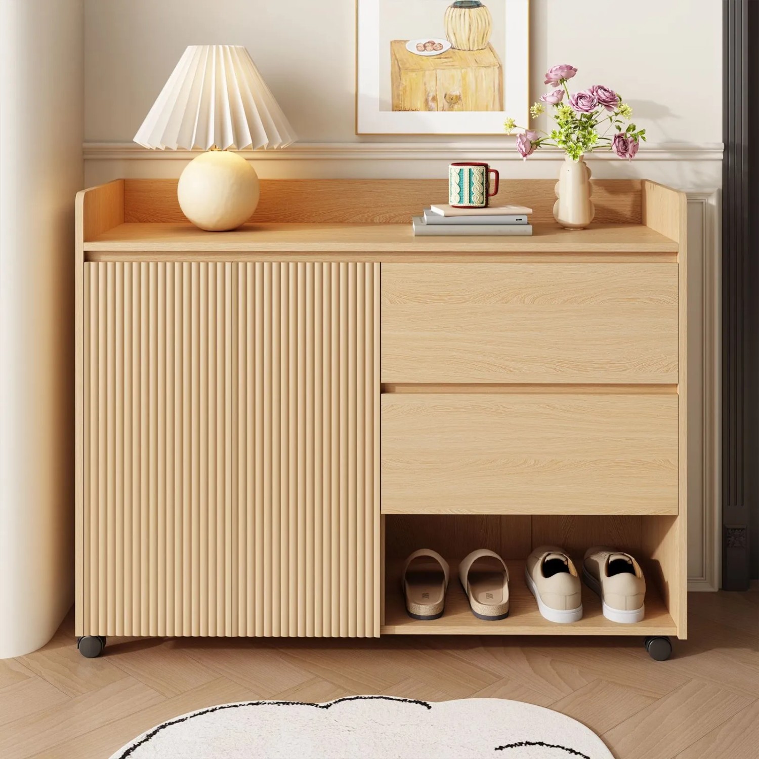 Heller, beweglicher Schuhschrank in Holzoptik mit Lamellentür, zwei Schubladen, offenem Schuhfach und Rollen. Ideal für Flur.