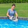 Frau setzt Bestway AquaTronix Pro G300 Poolroboter ins Wasser. Autonomer Poolreiniger mit Oberflächenskimmer.