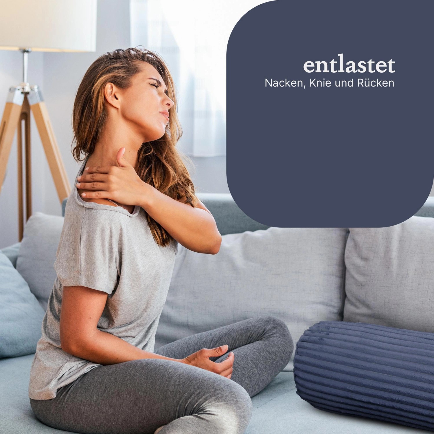 Bestlivings Sofakissen Cord Mitternachtsblau, 2er-Pack. Frau mit Nackenschmerzen auf Sofa.