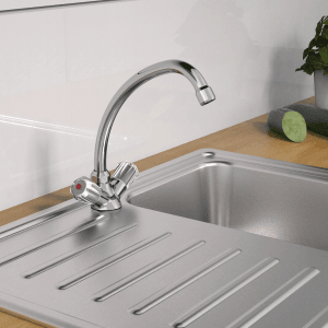 Schütte Spültischarmatur Brilliant Chrom, Zweigriffarmatur mit schwenkbarem Auslauf auf einer Spüle.