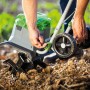 Lux Akku-Bodenhacke A-BH-2x20/28 im Einsatz: Hände bedienen die Motorhacke auf einem Feld.