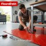 Roter PVC-Bodenbelag Check Quadra mit Quadratmuster, Mann schneidet ihn zu.