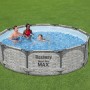 Bestway Stahlrahmenpool Steel Pro MAX, Ø 305 cm, mit Badegästen im Garten.